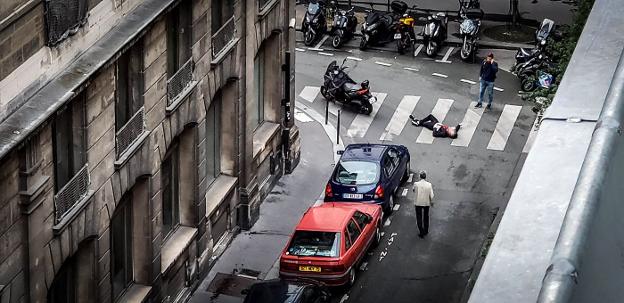 Un hombre yace herido en el suelo a causa del ataque con cuchillo que tuvo lugar el sábado en el centro de París. :: wladia drummond / afp