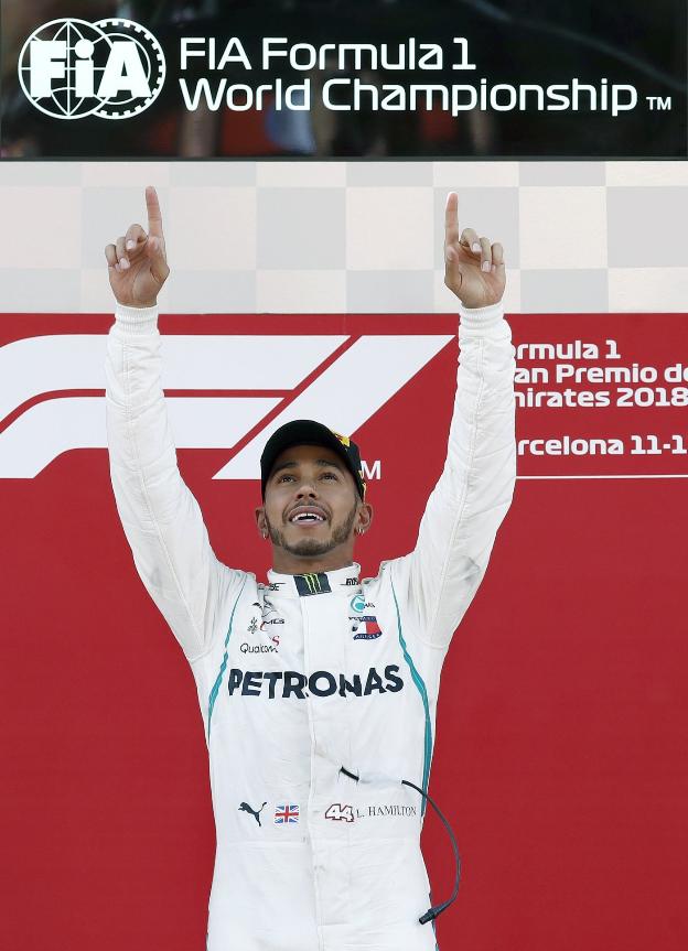 El piloto británico Lewis Hamilton celebra su victoria en el GP de España disputado ayer en el circuito de Montmeló. :: ANDREU DALMAU / EFE
