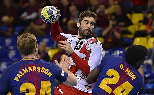 Juan Castro prepara el tiro en un partido contra el Barcelona. 