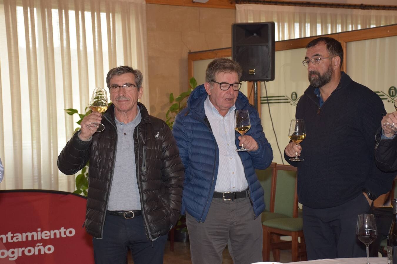 Los asistentes disfrutaron tras la jornada de juego de la cata de dos vinos de Bodegas Perica.