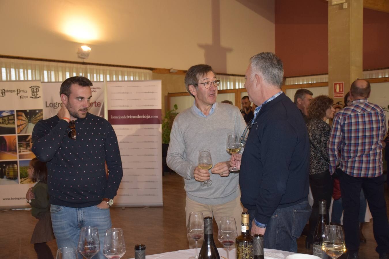 Los asistentes disfrutaron tras la jornada de juego de la cata de dos vinos de Bodegas Perica.