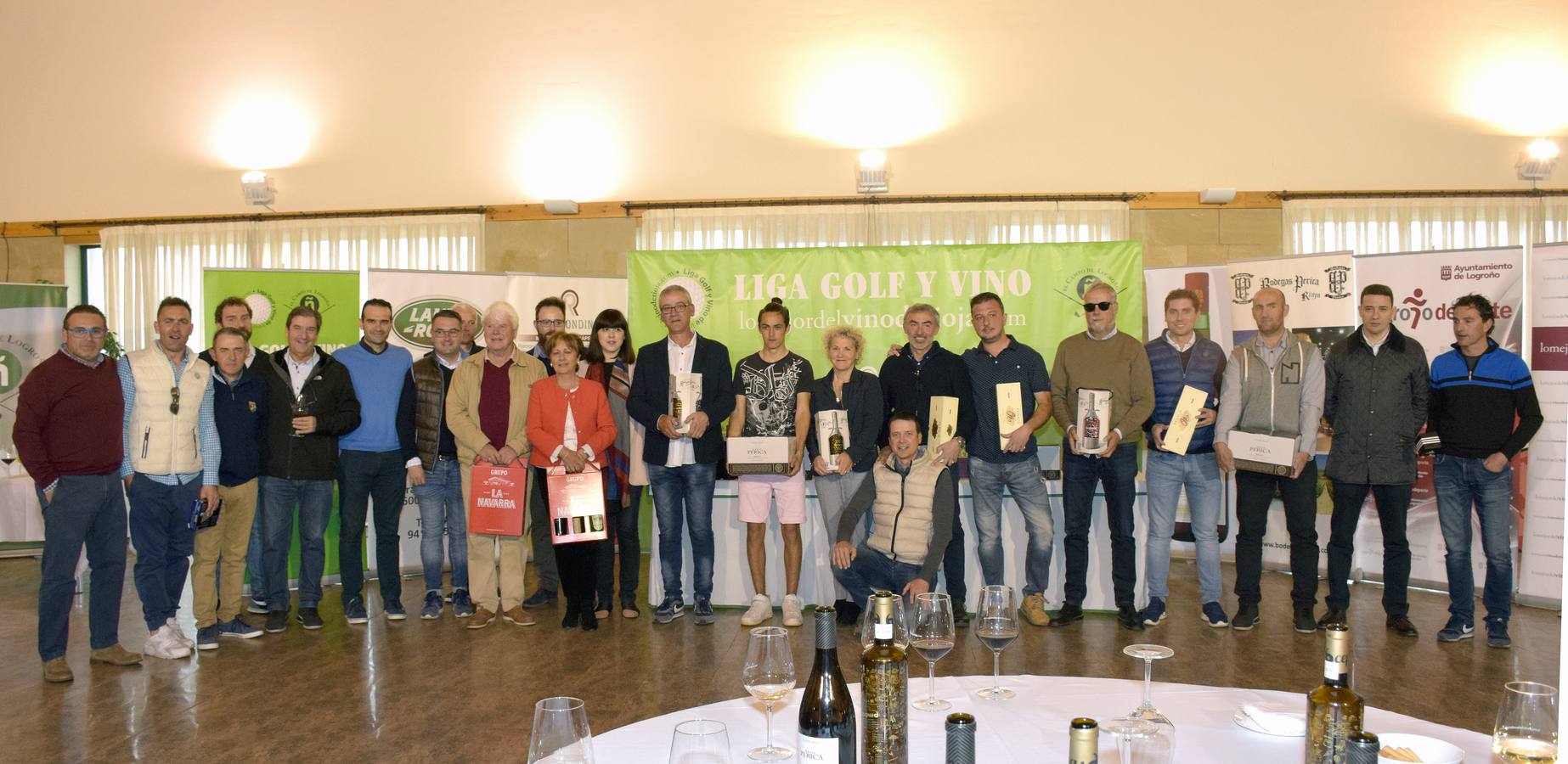 Los ganadores del torneo de la LIga de Golf y Vino recibieron sus premios.