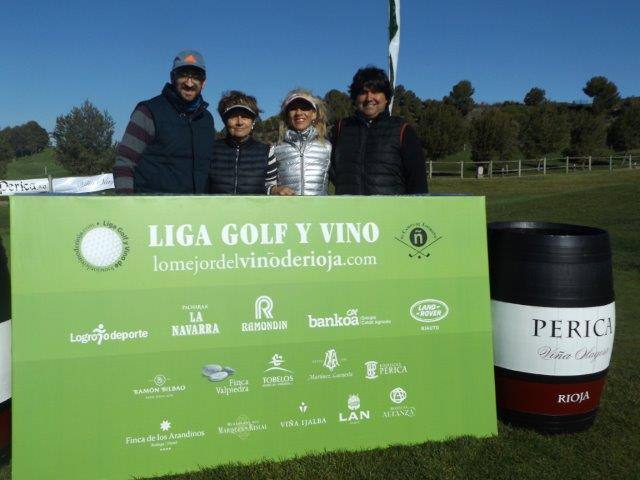 Los participantes en el Torneo Bodegas Perica, de la Liga de Golf y Vino de lomejordelvinoderioja.com, preparados para el juego.