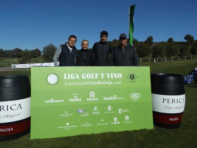 Los participantes en el Torneo Bodegas Perica, de la Liga de Golf y Vino de lomejordelvinoderioja.com, preparados para el juego.