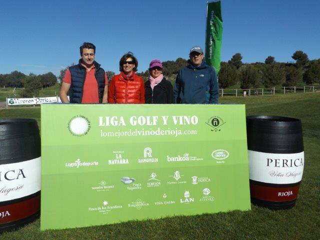 Los participantes en el Torneo Bodegas Perica, de la Liga de Golf y Vino de lomejordelvinoderioja.com, preparados para el juego.