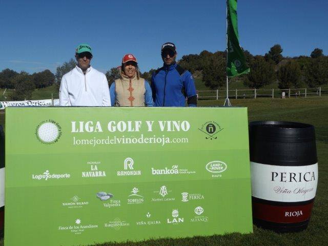 Los participantes en el Torneo Bodegas Perica, de la Liga de Golf y Vino de lomejordelvinoderioja.com, preparados para el juego.