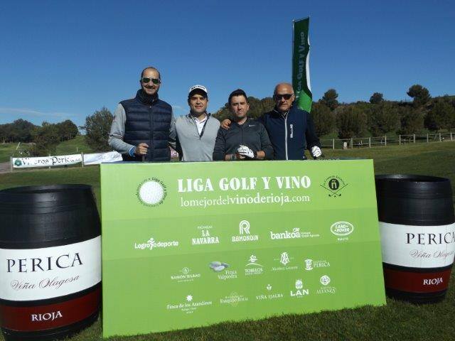 Los participantes en el Torneo Bodegas Perica, de la Liga de Golf y Vino de lomejordelvinoderioja.com, preparados para el juego.