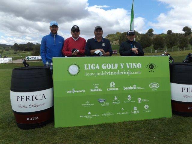 Los participantes en el Torneo Bodegas Perica, de la Liga de Golf y Vino de lomejordelvinoderioja.com, preparados para el juego.