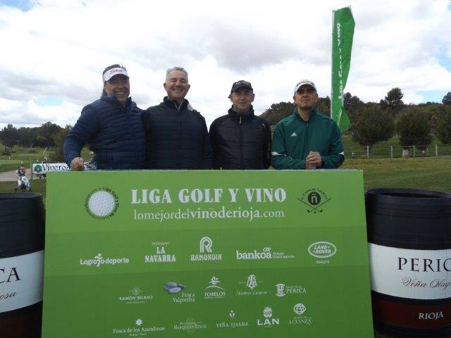 Los participantes en el Torneo Bodegas Perica, de la Liga de Golf y Vino de lomejordelvinoderioja.com, preparados para el juego.