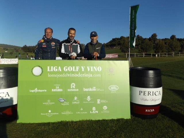 Los participantes en el Torneo Bodegas Perica, de la Liga de Golf y Vino de lomejordelvinoderioja.com, preparados para el juego.