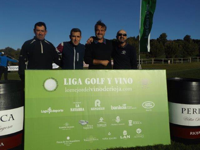 Los participantes en el Torneo Bodegas Perica, de la Liga de Golf y Vino de lomejordelvinoderioja.com, preparados para el juego.