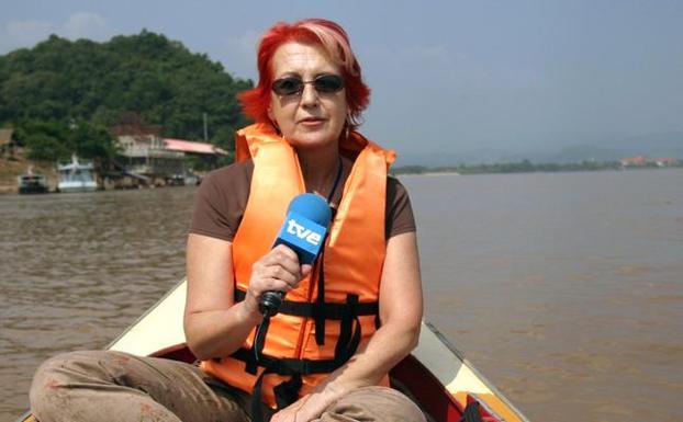 Rosa María Calaf realiza el reporte desde una canoa en Tailandia para TVE.