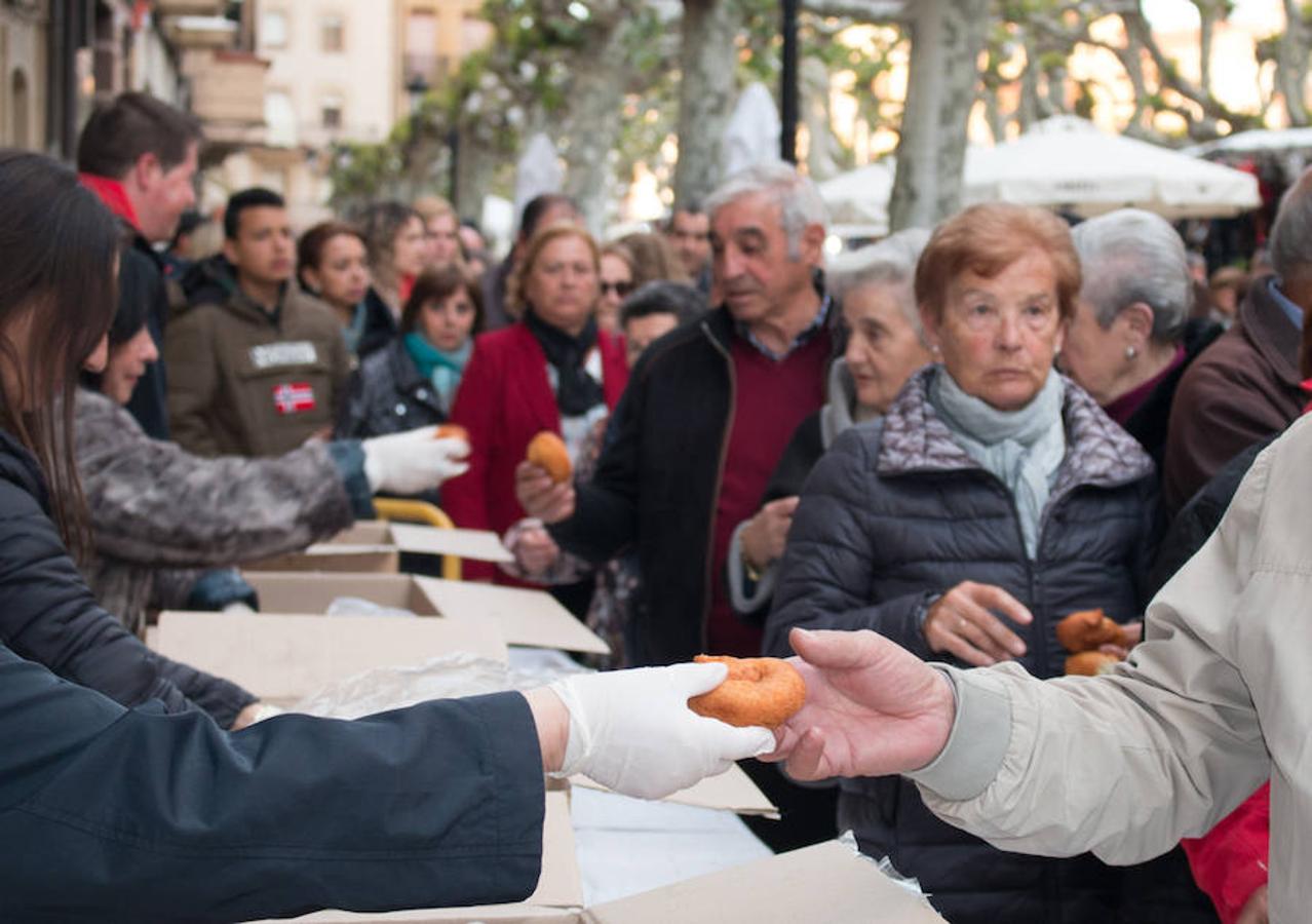 La úlltima jornada de las fiestas de Santo Domingo esuvieron marcadas por la procesión de San Isidro y por elreparto de rosquillas y moscatel a cargo del Ayuntamiento.