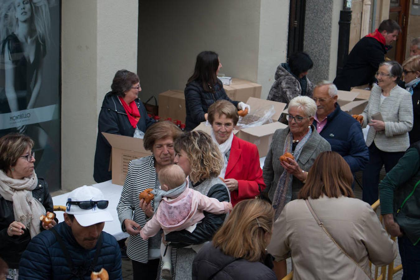 La úlltima jornada de las fiestas de Santo Domingo esuvieron marcadas por la procesión de San Isidro y por elreparto de rosquillas y moscatel a cargo del Ayuntamiento.