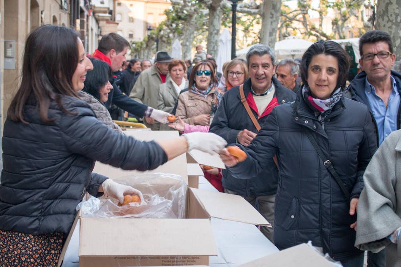 La úlltima jornada de las fiestas de Santo Domingo esuvieron marcadas por la procesión de San Isidro y por elreparto de rosquillas y moscatel a cargo del Ayuntamiento.