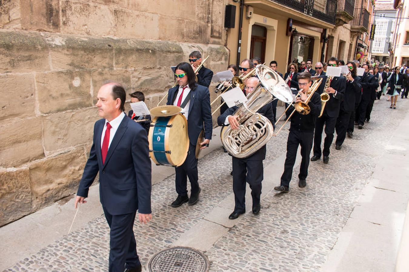 La úlltima jornada de las fiestas de Santo Domingo esuvieron marcadas por la procesión de San Isidro y por elreparto de rosquillas y moscatel a cargo del Ayuntamiento.