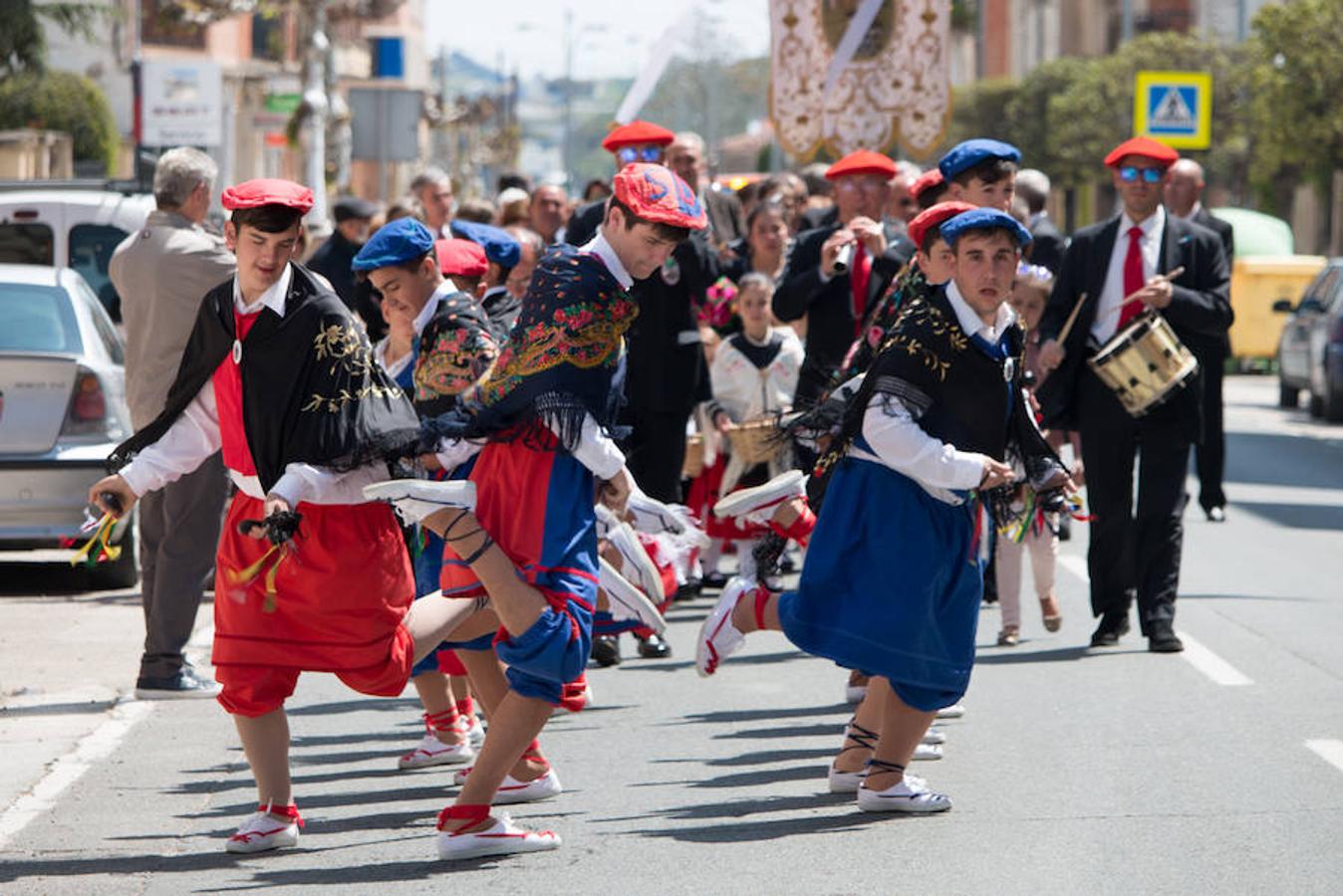 La úlltima jornada de las fiestas de Santo Domingo esuvieron marcadas por la procesión de San Isidro y por elreparto de rosquillas y moscatel a cargo del Ayuntamiento.