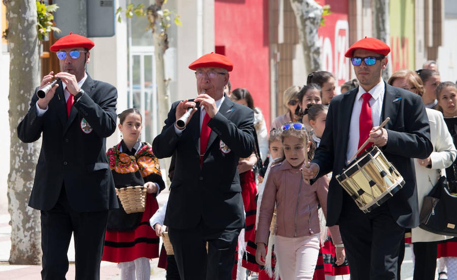 La úlltima jornada de las fiestas de Santo Domingo esuvieron marcadas por la procesión de San Isidro y por elreparto de rosquillas y moscatel a cargo del Ayuntamiento.