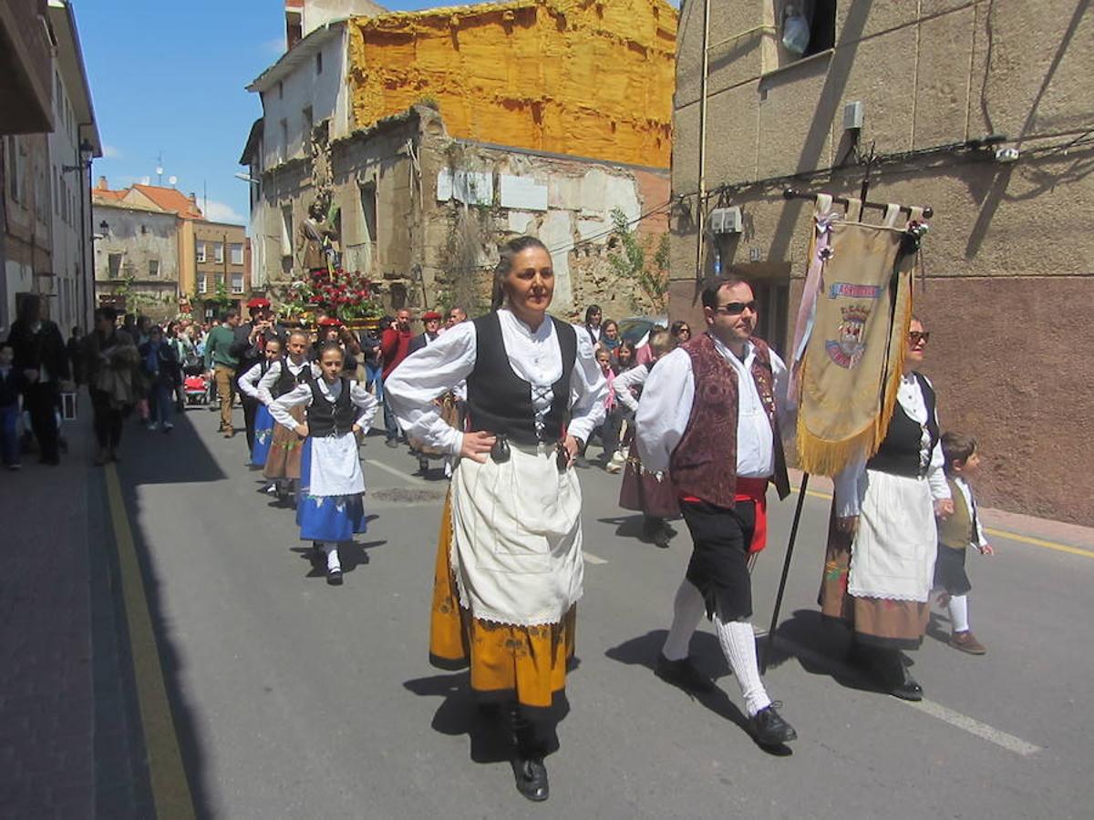 Imágenes correspondientes la procesión de San Isidro en el último día de las fiestas de Villamediana de Iregua. Los vecinos han participado de la tradición de honrar al patrón de los agricultores. 