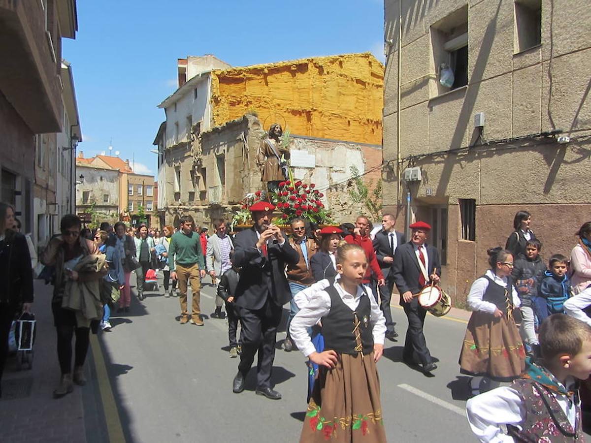 Imágenes correspondientes la procesión de San Isidro en el último día de las fiestas de Villamediana de Iregua. Los vecinos han participado de la tradición de honrar al patrón de los agricultores. 