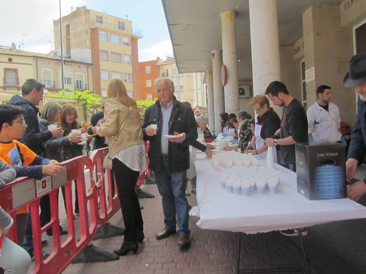 Imágenes correspondientes la procesión de San Isidro en el último día de las fiestas de Villamediana de Iregua. Los vecinos han participado de la tradición de honrar al patrón de los agricultores. 