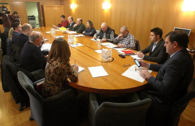 Imagen de archivo de una reunión de la Consejería de Agricultura con las organizaciones agrarias y las cooperativas riojanas. :: 