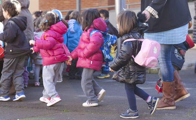 Niños haciendo fila para entrar en el colegio. 