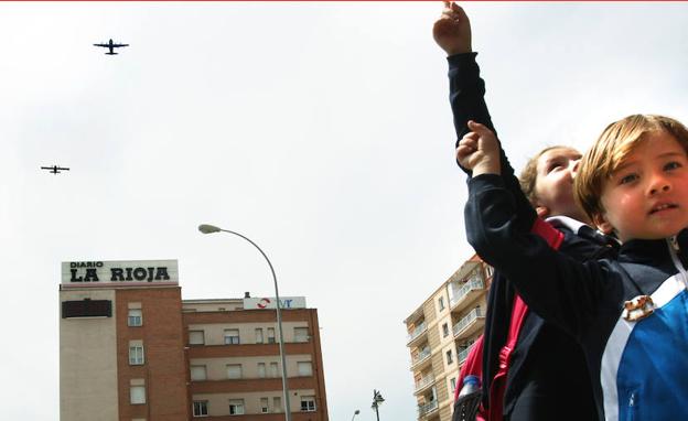 Imagen principal - Las aeronaves se dejaron sentir en el centro de Logroño y los niños no las perdieron de vista. 