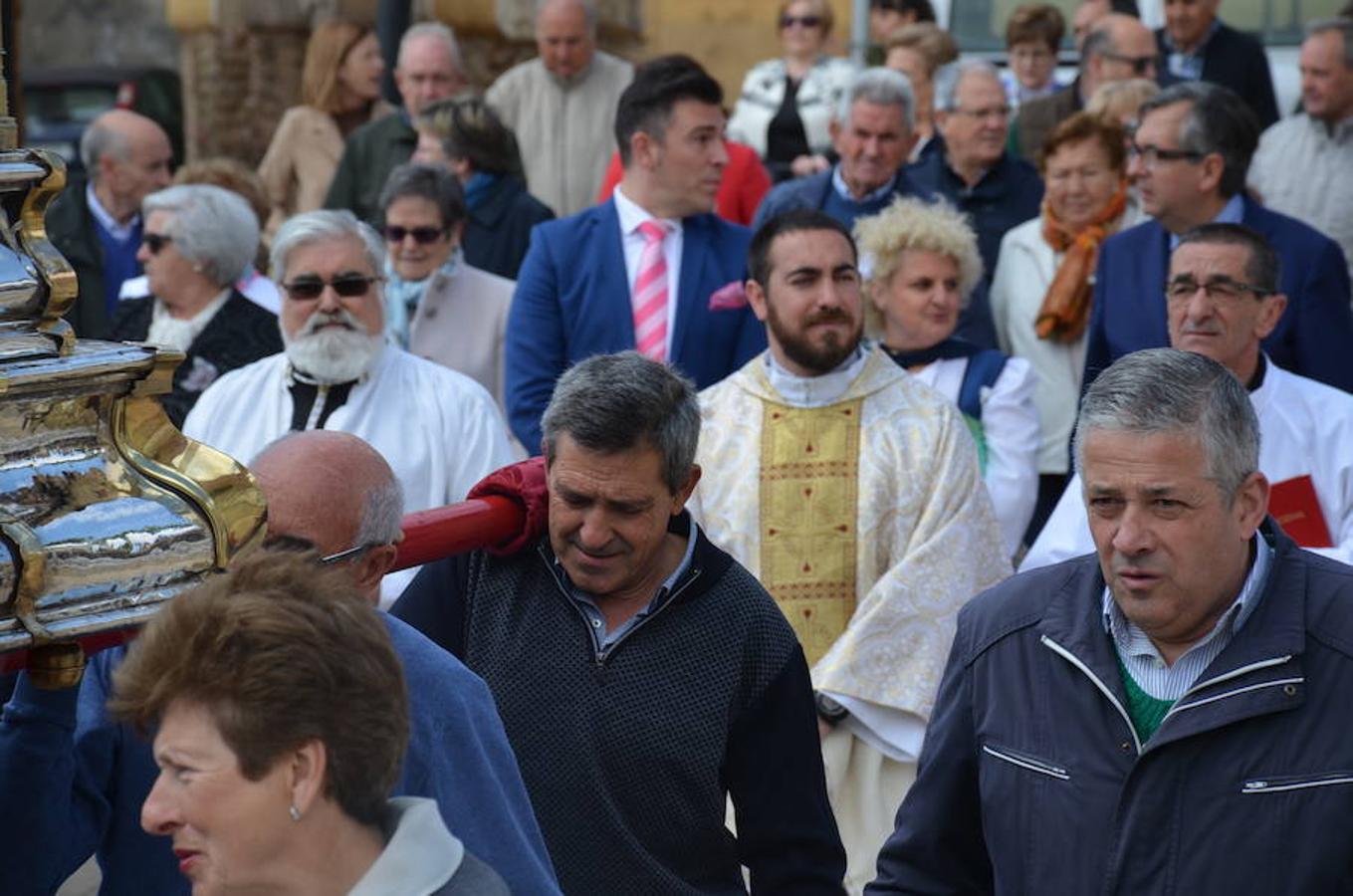 La procesión de San Isidro en Calahorra ha representado uno de los actos más emblemáticos de la celebración del patrón de los agricultores. No han faltado ruegos para una fecunda cosecha en la huerta local.