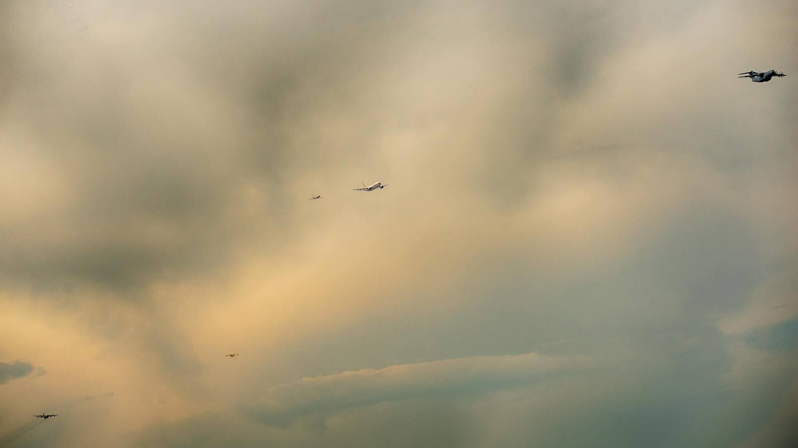 Una quincena de aviones ensayan sobre el cielo de Logroño para el Día de las Fuerzas Armadas