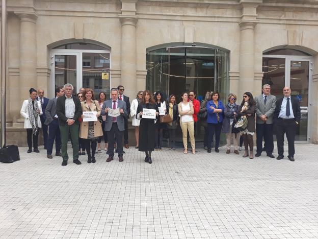 Concentración de jueces y fiscales, ayer en Logroño. :: l.r.