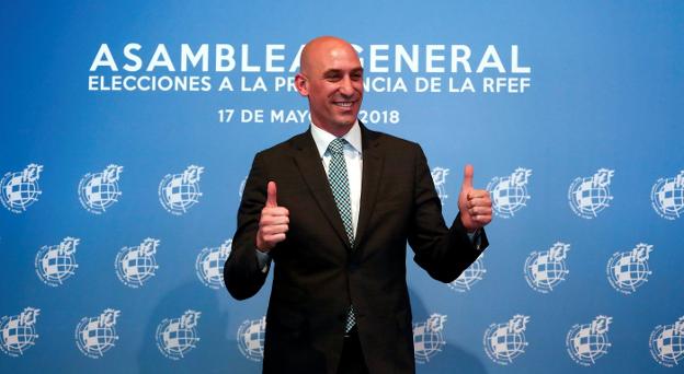 Luis Rubiales celebra su triunfo y ya es presidente de la FEF:: efe