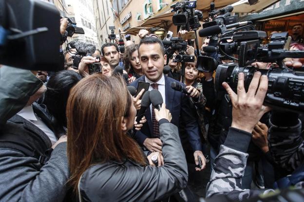 Di Maio atiende a los medios de comunicación, tras reunirse el pasado miércoles con Salvini. :: Giuseppe Lami / efe
