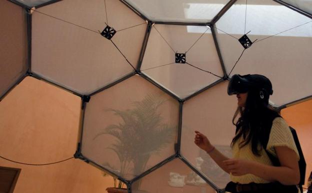Una mujer prueba la experiencia de realidad virtual del Thyssen.