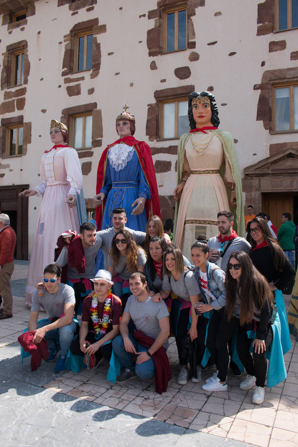 Inicio de las fiestas de Santa Bárbara, en Ezcaray, que se prolongarán hasta el próximo martes y que tendrán en las tradicionales 'vueltas', todos los días, su acto principal.