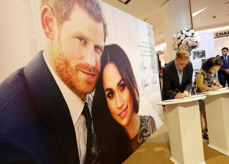 Miles de personas se concentran en la ciudad inglesa para esperar la llegada de Meghan Markle y el príncipe Enrique