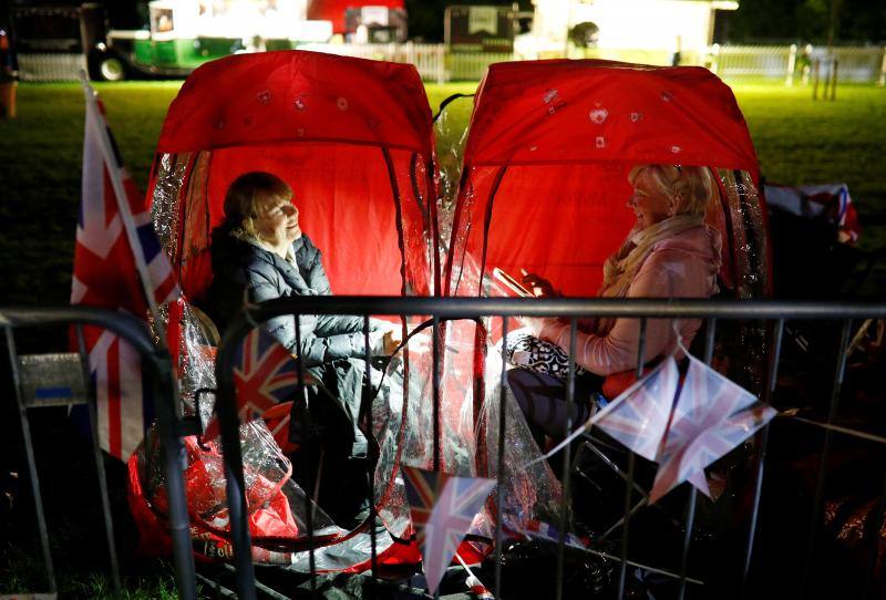 Miles de personas se concentran en la ciudad inglesa para esperar la llegada de Meghan Markle y el príncipe Enrique