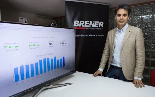 El director de Brener, David García Herce, muestra en la pantalla una gráfica de cotizaciones del mercado energético. :: sonia tercero