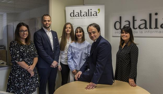 El equipo de profesionales que forman Datalia posan en su oficina de Logroño con su director técnico, Sergio Oteiza, en primer término. :: Justo Rodríguez