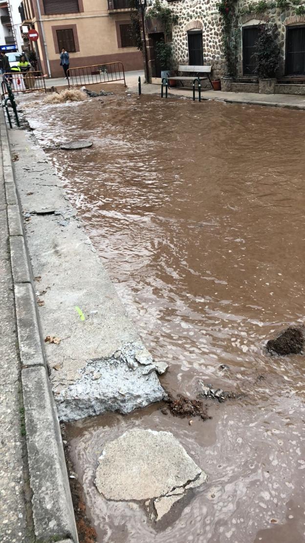 La calle Río Molinar, inundada ayer tras la rotura. :: l.r.
