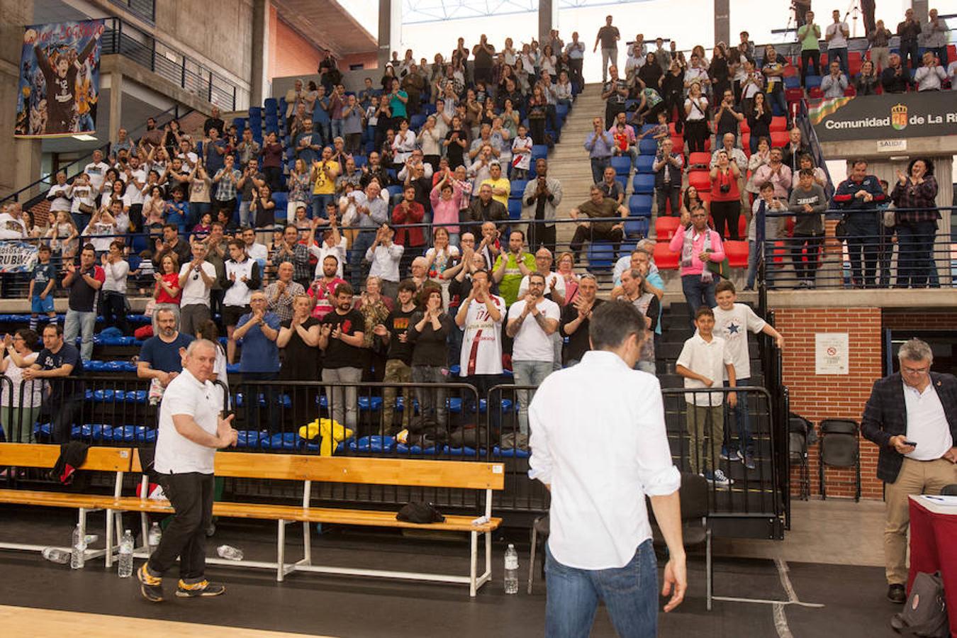 Una victoria y un montón de despedidas en un año especial para el BM Logroño. Las pasiones se desataron al final del partido contra el Benidorm (35-27) y los manteos de varios jugadores y de Jota, el entrenador que ha dirigido el club durante once temporadas.