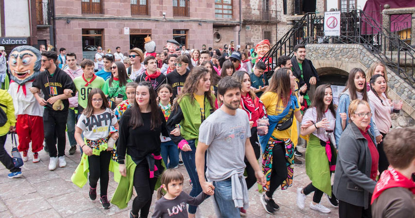 Inicio de las fiestas de Santa Bárbara, en Ezcaray, que se prolongarán hasta el próximo martes y que tendrán en las tradicionales 'vueltas', todos los días, su acto principal.