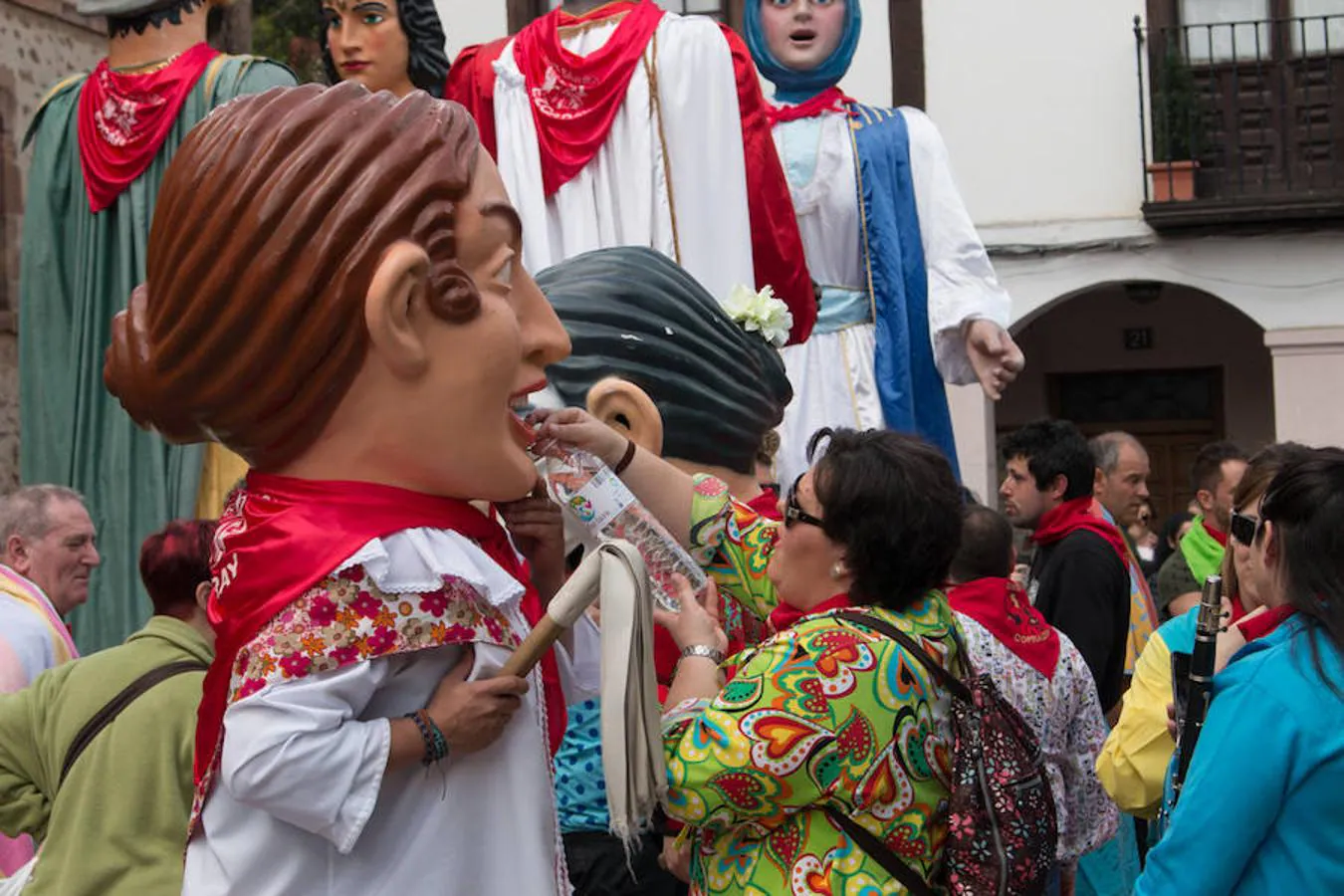 Inicio de las fiestas de Santa Bárbara, en Ezcaray, que se prolongarán hasta el próximo martes y que tendrán en las tradicionales 'vueltas', todos los días, su acto principal.