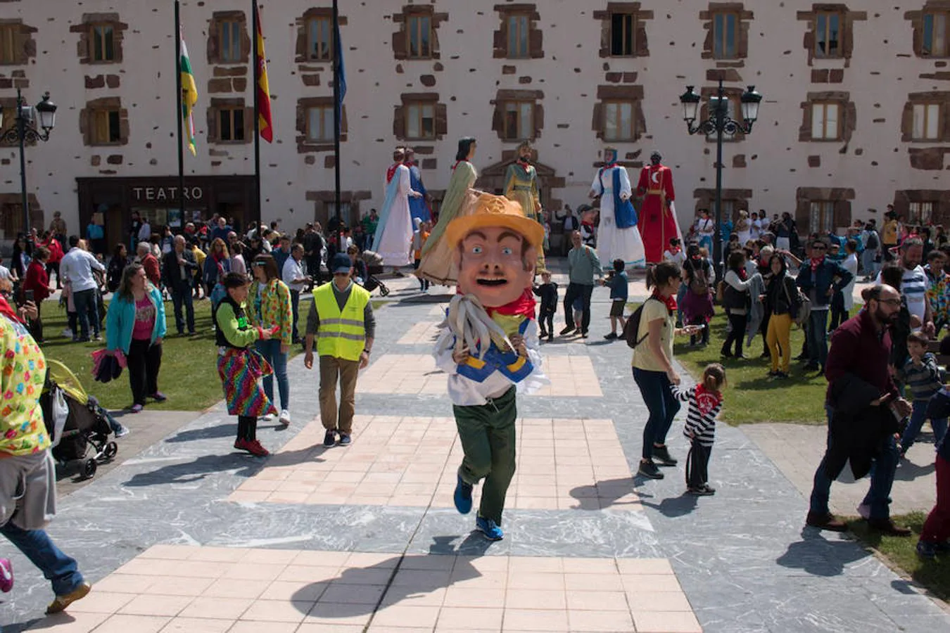 Inicio de las fiestas de Santa Bárbara, en Ezcaray, que se prolongarán hasta el próximo martes y que tendrán en las tradicionales 'vueltas', todos los días, su acto principal.