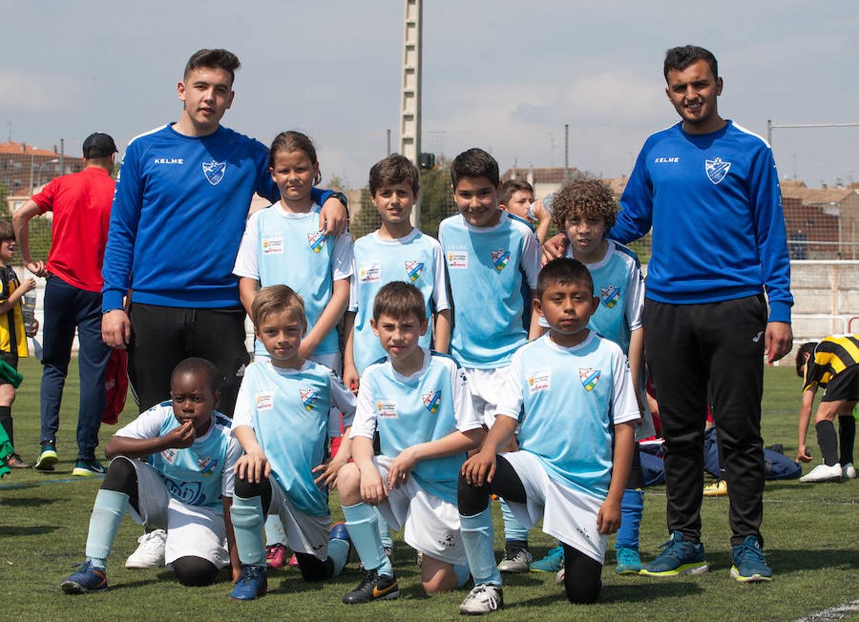 Alrededor de 500 niños de 32 equipos de fútbol 8 disputan el Torneo de fútbol benjamín (nacidos en el 2007 y 2008) que ha organizado el Varea con motivo de su 50 aniversario.