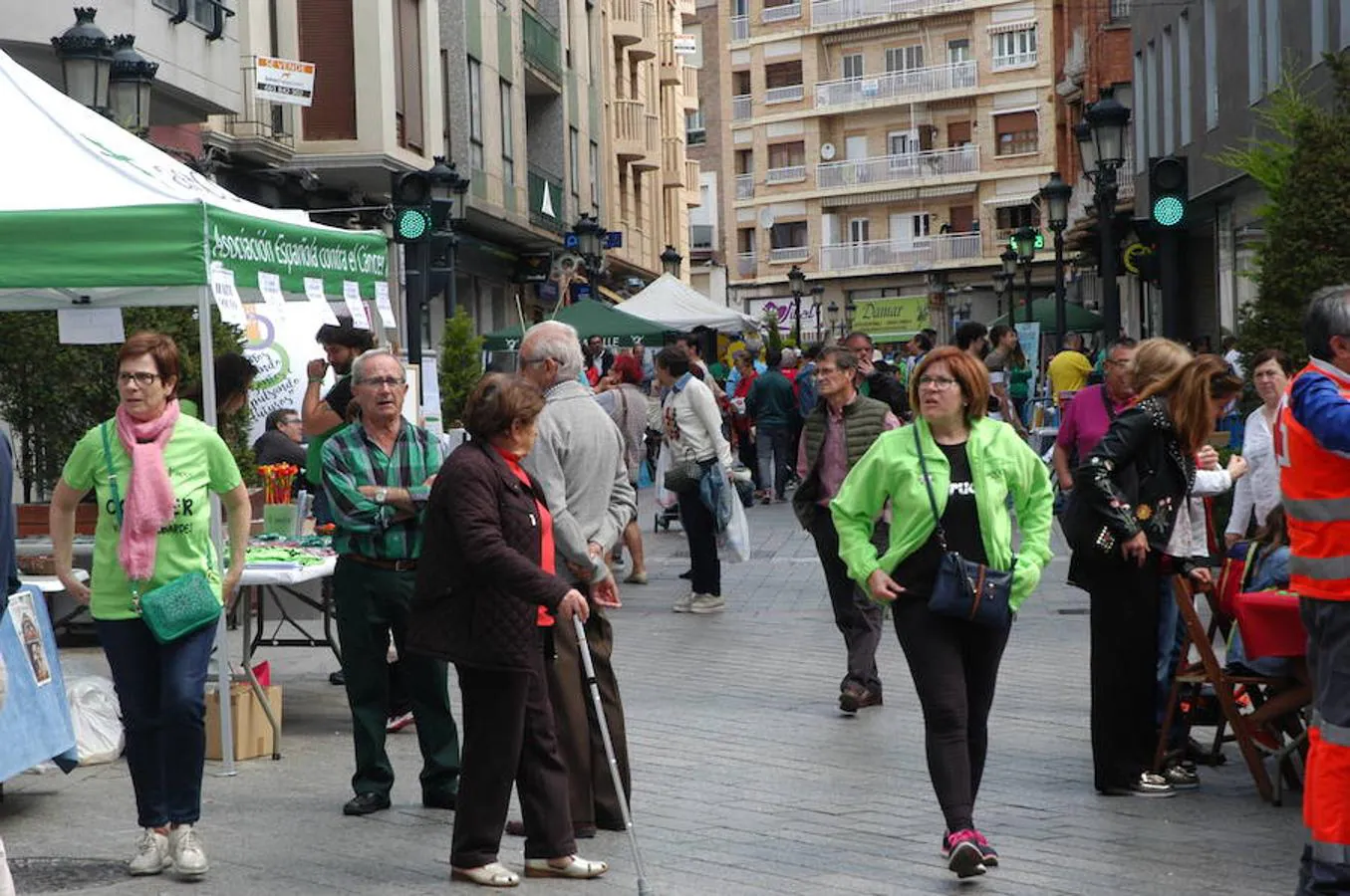 Arnedo ha celebrado esta mañana la II feria de asociaciones en la Puerta Munillo de Arnedo con la asistencia de 30 puestos.