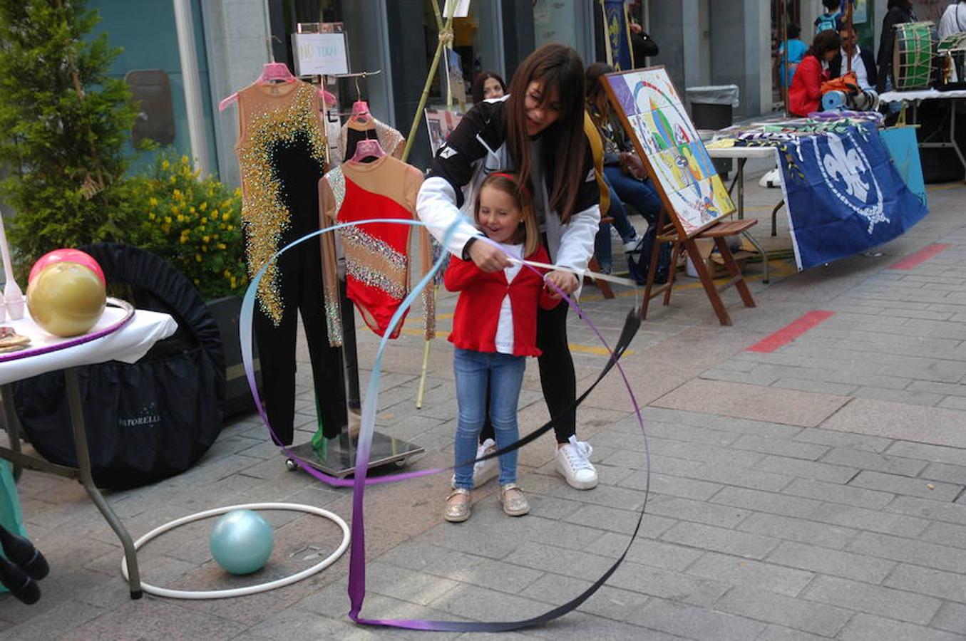 Arnedo ha celebrado esta mañana la II feria de asociaciones en la Puerta Munillo de Arnedo con la asistencia de 30 puestos.