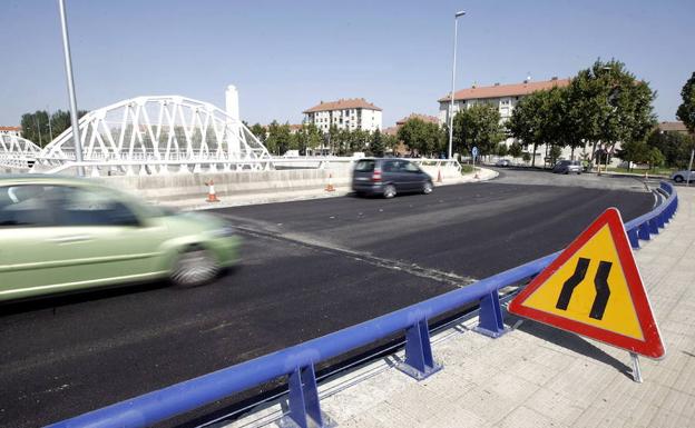 Un vehículo en sentido contrario se da a la fuga después de provocar un accidente triple con una niña herida