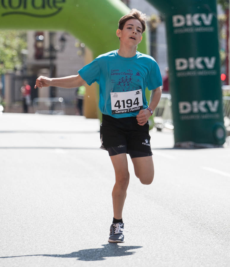 La Carrera de la Familia, organizada por la asociación 'Corre que te pillo', ha discurrido esta mañana por Logroño por un circuito urbano de 3.800 metros ideado para disfrutar en familia y de paso solidarizarse con una buena causa como es el estudio del síndrome de Hunter.