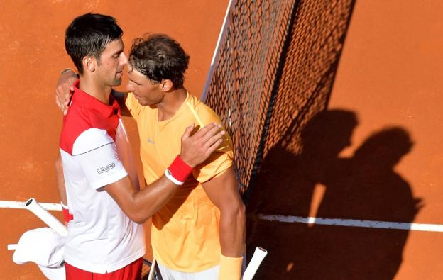 Djokovic y Nadal se abrazan tras el partido. :: afp